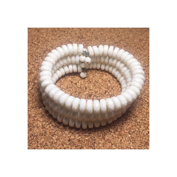 Vintage Memory Coil White Bead Bracelet - Picture 3 of 8